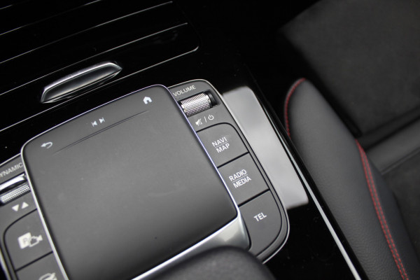 Mercedes-Benz A-Klasse 220 Premium Plus / Trekhaak / Panoramadak / Camera / Sfeerverlichting / Keyless / 18'' / Leder&Alcantara / Apple CarPlay / Stoelverwarming / Cruise Control