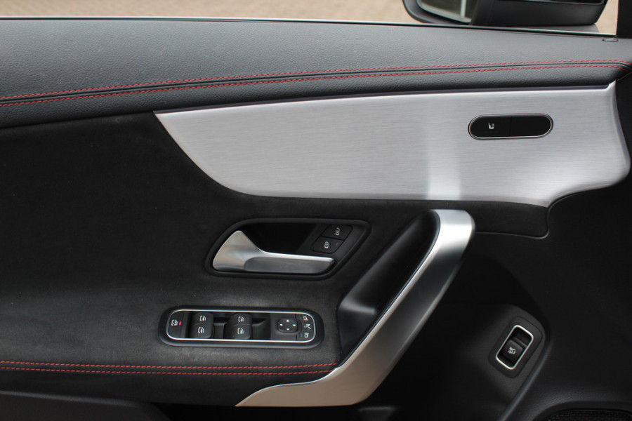 Mercedes-Benz A-Klasse 220 Premium Plus / Trekhaak / Panoramadak / Camera / Sfeerverlichting / Keyless / 18'' / Leder&Alcantara / Apple CarPlay / Stoelverwarming / Cruise Control