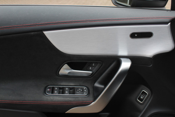 Mercedes-Benz A-Klasse 220 Premium Plus / Trekhaak / Panoramadak / Camera / Sfeerverlichting / Keyless / 18'' / Leder&Alcantara / Apple CarPlay / Stoelverwarming / Cruise Control