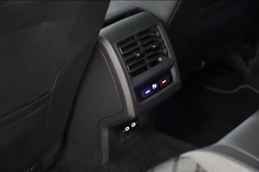 Volkswagen Golf 1.5 eTSI R-Line Business PANO/CAM/CARPLAY/KEYLES/ACC/DCC/VOL