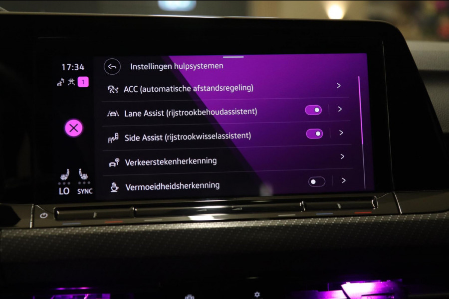Volkswagen Golf 1.5 eTSI R-Line Business PANO/CAM/CARPLAY/KEYLES/ACC/DCC/VOL