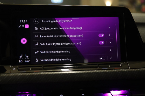 Volkswagen Golf 1.5 eTSI R-Line Business PANO/CAM/CARPLAY/KEYLES/ACC/DCC/VOL