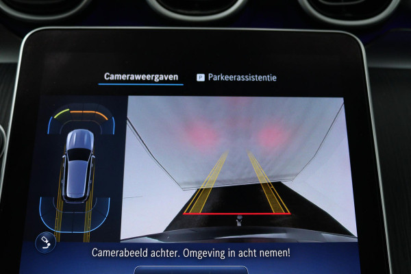 Mercedes-Benz C-Klasse Estate 300 e AMG Line (PANORAMADAK, TREKHAAK, SFEERVERLICHTING, STOELVERMING, ACHTERUITRIJCAMERA, NAVI)