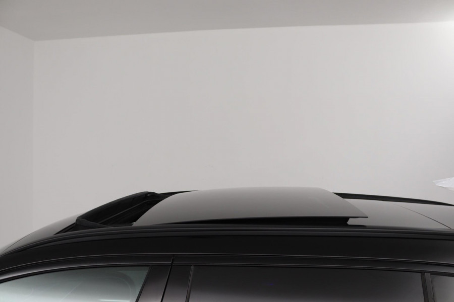 Mercedes-Benz C-Klasse Estate 300 e AMG Line (PANORAMADAK, TREKHAAK, SFEERVERLICHTING, STOELVERMING, ACHTERUITRIJCAMERA, NAVI)