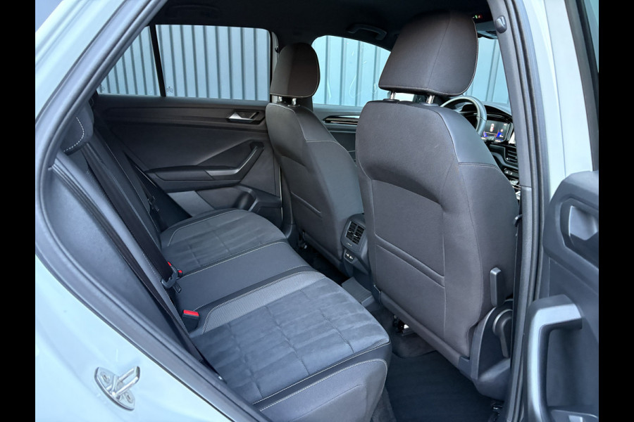 Volkswagen T-Roc 1.5 TSI R-Line Business | Standkachel | Trekhaak afnb. | IQ Light | Camera | Prijs Rijklaar!!