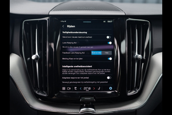Volvo XC60 2.0 T6 Plug-in hybrid AWD Plus Dark | 360 Camera | Harman/Kardon | Trekhaak | Panodak | Long Range | Prijs Rijklaar!!