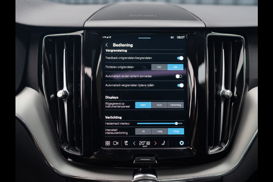 Volvo XC60 2.0 T6 Plug-in hybrid AWD Plus Dark | 360 Camera | Harman/Kardon | Trekhaak | Panodak | Long Range | Prijs Rijklaar!!