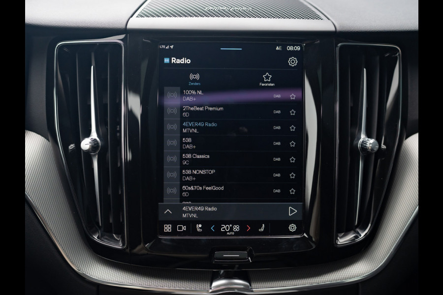 Volvo XC60 2.0 T6 Plug-in hybrid AWD Plus Dark | 360 Camera | Harman/Kardon | Trekhaak | Panodak | Long Range | Prijs Rijklaar!!
