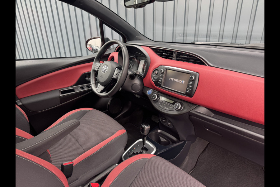 Toyota Yaris 1.5 Hybrid Bi-Tone Plus | Pano dak | Emotional RED | Rijklaar!!!
