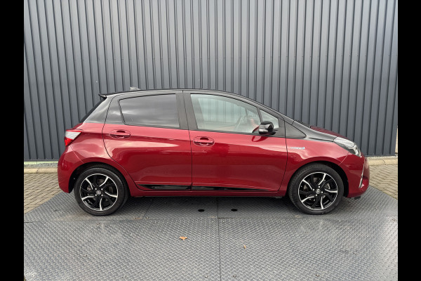 Toyota Yaris 1.5 Hybrid Bi-Tone Plus | Pano dak | Emotional RED | Rijklaar!!!