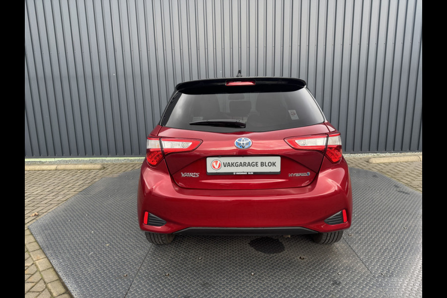 Toyota Yaris 1.5 Hybrid Bi-Tone Plus | Pano dak | Emotional RED | Rijklaar!!!