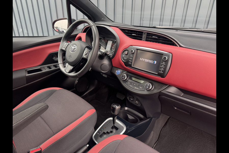 Toyota Yaris 1.5 Hybrid Bi-Tone Plus | Pano dak | Emotional RED | Rijklaar!!!