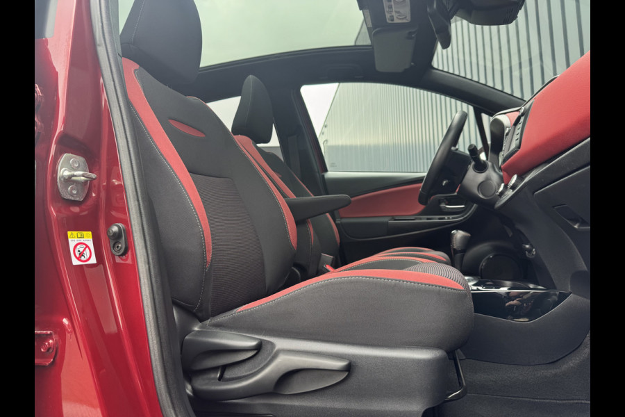 Toyota Yaris 1.5 Hybrid Bi-Tone Plus | Pano dak | Emotional RED | Rijklaar!!!