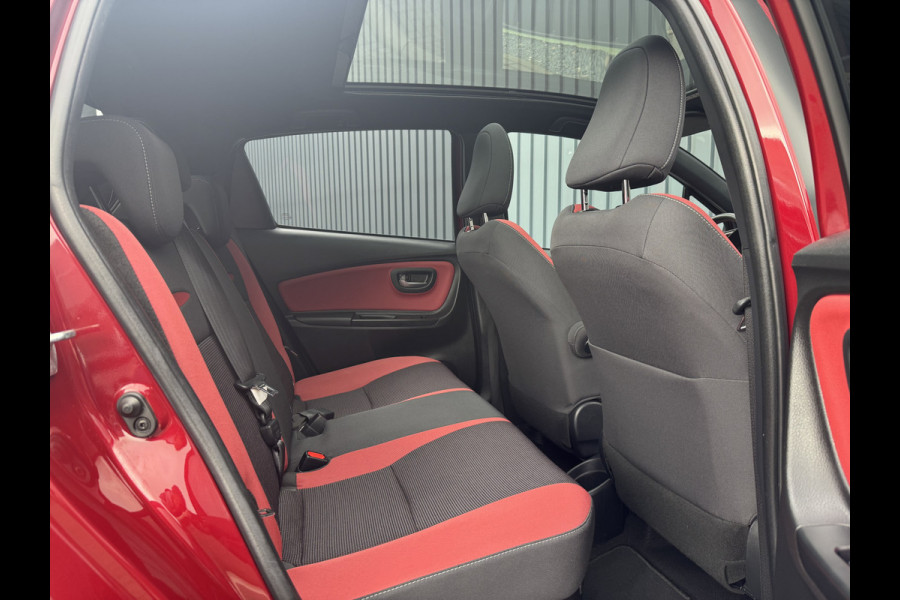 Toyota Yaris 1.5 Hybrid Bi-Tone Plus | Pano dak | Emotional RED | Rijklaar!!!