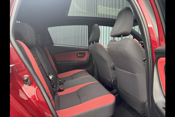 Toyota Yaris 1.5 Hybrid Bi-Tone Plus | Pano dak | Emotional RED | Rijklaar!!!