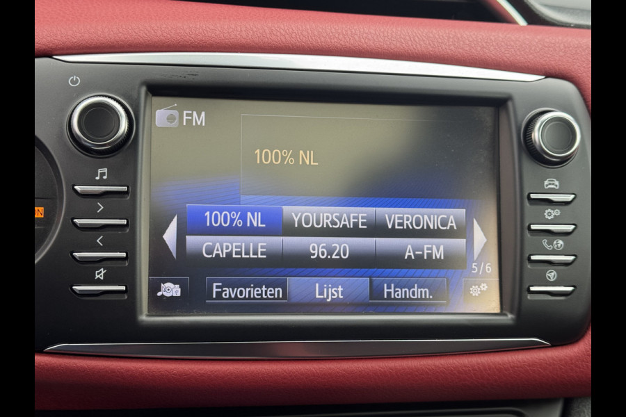 Toyota Yaris 1.5 Hybrid Bi-Tone Plus | Pano dak | Emotional RED | Rijklaar!!!