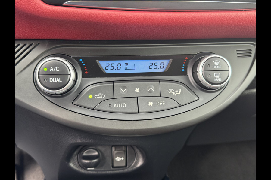 Toyota Yaris 1.5 Hybrid Bi-Tone Plus | Pano dak | Emotional RED | Rijklaar!!!
