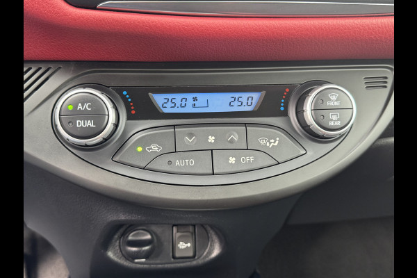 Toyota Yaris 1.5 Hybrid Bi-Tone Plus | Pano dak | Emotional RED | Rijklaar!!!