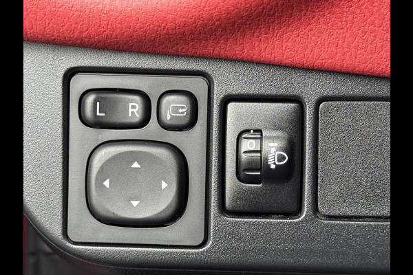 Toyota Yaris 1.5 Hybrid Bi-Tone Plus | Pano dak | Emotional RED | Rijklaar!!!
