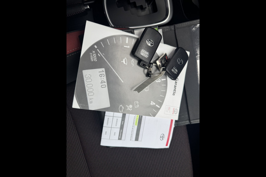 Toyota Yaris 1.5 Hybrid Bi-Tone Plus | Pano dak | Emotional RED | Rijklaar!!!