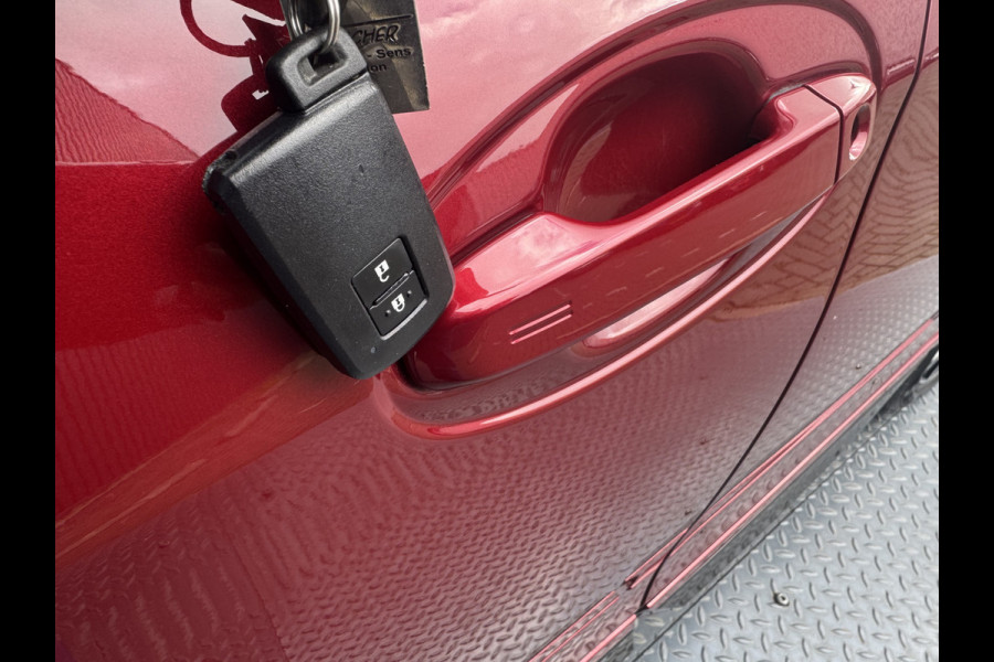 Toyota Yaris 1.5 Hybrid Bi-Tone Plus | Pano dak | Emotional RED | Rijklaar!!!