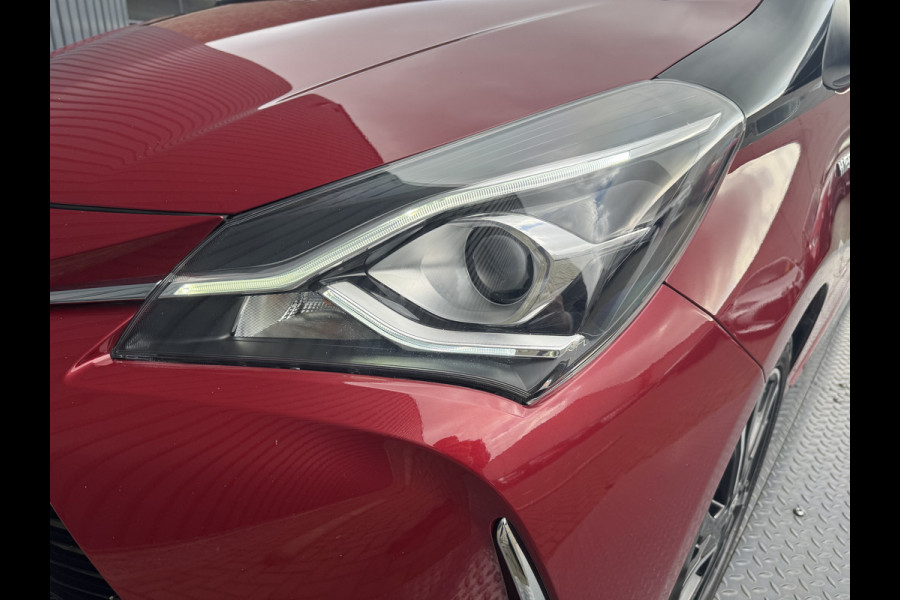 Toyota Yaris 1.5 Hybrid Bi-Tone Plus | Pano dak | Emotional RED | Rijklaar!!!