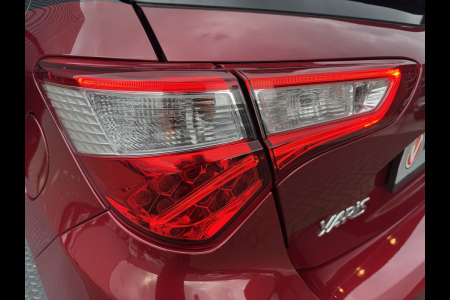 Toyota Yaris 1.5 Hybrid Bi-Tone Plus | Pano dak | Emotional RED | Rijklaar!!!