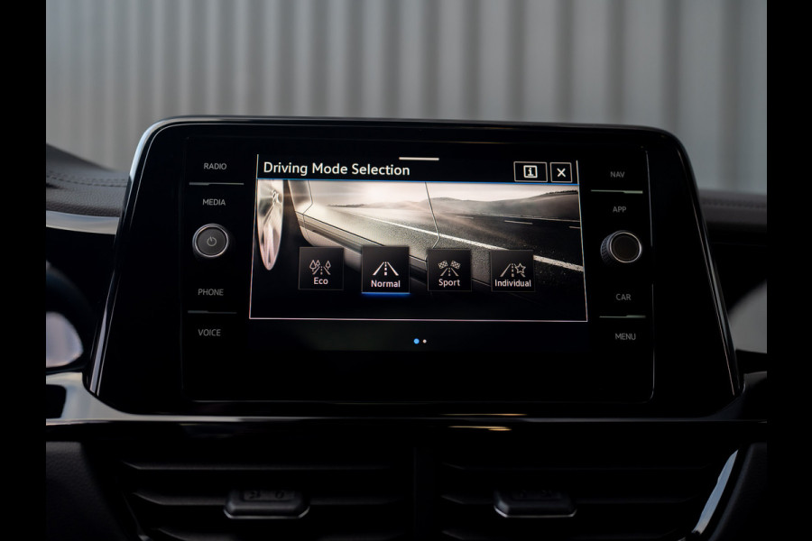 Volkswagen T-Roc 1.5 TSI R-Line Business | Panodak | Beats | Keyless | Trekhaak | IQ Light | Side Assist | Prijs Rijklaar!!
