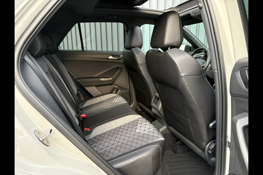 Volkswagen T-Roc 1.5 TSI R-Line Business | Panodak | Beats | Keyless | Trekhaak | IQ Light | Side Assist | Prijs Rijklaar!!