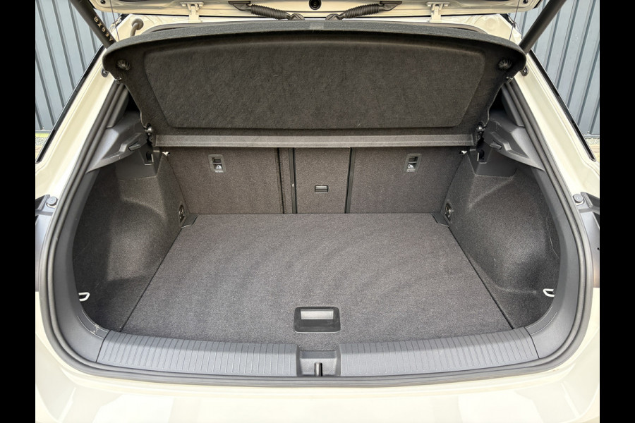 Volkswagen T-Roc 1.5 TSI R-Line Business | Panodak | Beats | Keyless | Trekhaak | IQ Light | Side Assist | Prijs Rijklaar!!