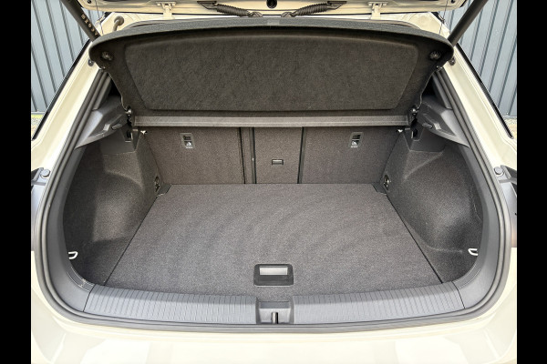 Volkswagen T-Roc 1.5 TSI R-Line Business | Panodak | Beats | Keyless | Trekhaak | IQ Light | Side Assist | Prijs Rijklaar!!