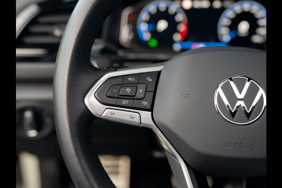 Volkswagen T-Roc 1.5 TSI R-Line Business | Panodak | Beats | Keyless | Trekhaak | IQ Light | Side Assist | Prijs Rijklaar!!