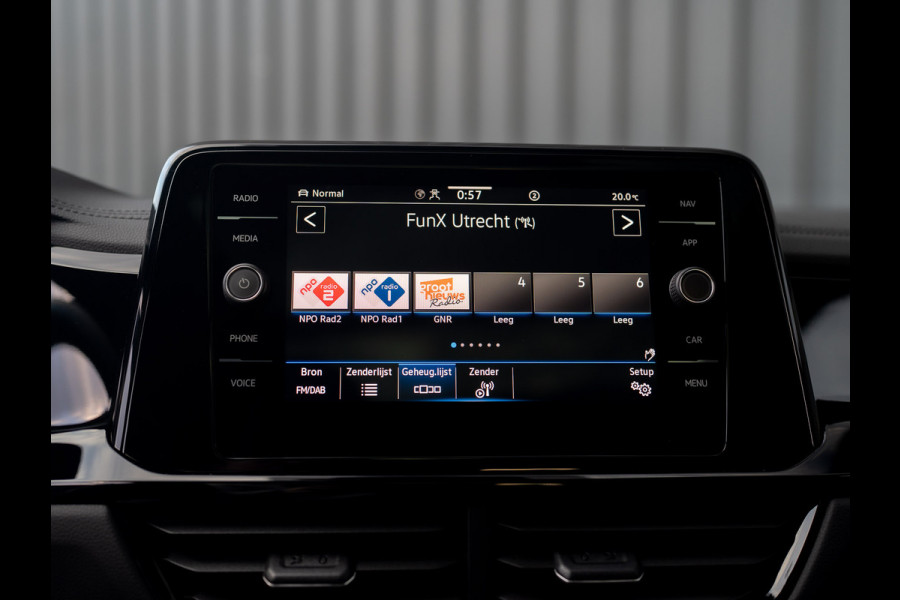 Volkswagen T-Roc 1.5 TSI R-Line Business | Panodak | Beats | Keyless | Trekhaak | IQ Light | Side Assist | Prijs Rijklaar!!