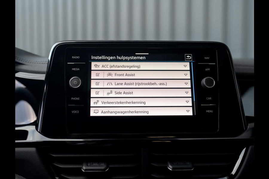 Volkswagen T-Roc 1.5 TSI R-Line Business | Panodak | Beats | Keyless | Trekhaak | IQ Light | Side Assist | Prijs Rijklaar!!