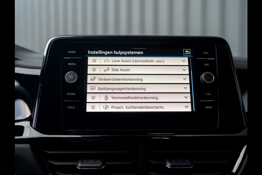 Volkswagen T-Roc 1.5 TSI R-Line Business | Panodak | Beats | Keyless | Trekhaak | IQ Light | Side Assist | Prijs Rijklaar!!