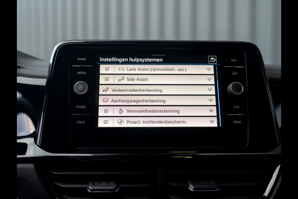 Volkswagen T-Roc 1.5 TSI R-Line Business | Panodak | Beats | Keyless | Trekhaak | IQ Light | Side Assist | Prijs Rijklaar!!