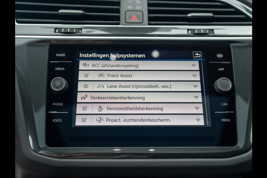 Volkswagen Tiguan 1.5 TSI R-Line Business | Panodak | Headup | Camera | Prijs Rijklaar!!