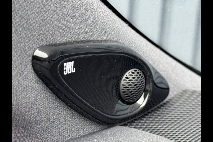 Toyota Corolla Touring Sports 2.0 Hybrid Executive / Bi tone | Sport stoelen | JBL | Head-up | 18 inch | Rijklaar!!