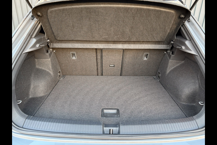 Volkswagen T-Roc 1.5 TSI 150Pk R-Line Business | IQ Light | 19'' | Camera | Prijs Rijklaar!!