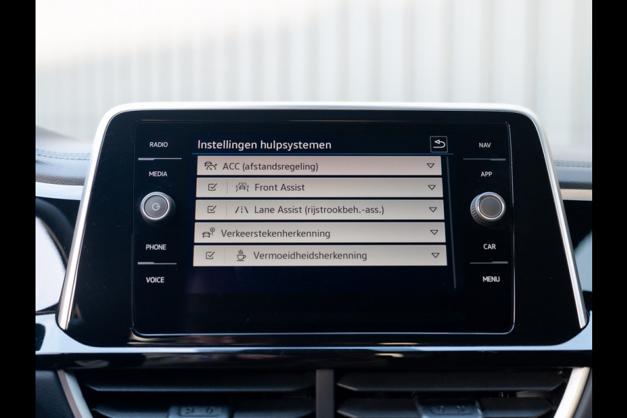 Volkswagen T-Roc 1.5 TSI 150Pk R-Line Business | IQ Light | 19'' | Camera | Prijs Rijklaar!!