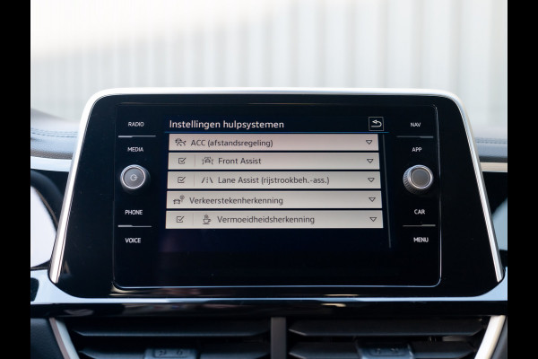 Volkswagen T-Roc 1.5 TSI 150Pk R-Line Business | IQ Light | 19'' | Camera | Prijs Rijklaar!!