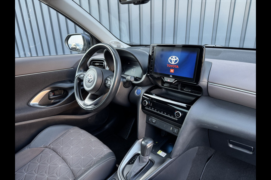 Toyota Yaris Cross 1.5 Hybrid AWD Executive / Bi tone | Pano dak | Trekhaak | JBL | BSM | 4x Allseason | Rijklaar!!