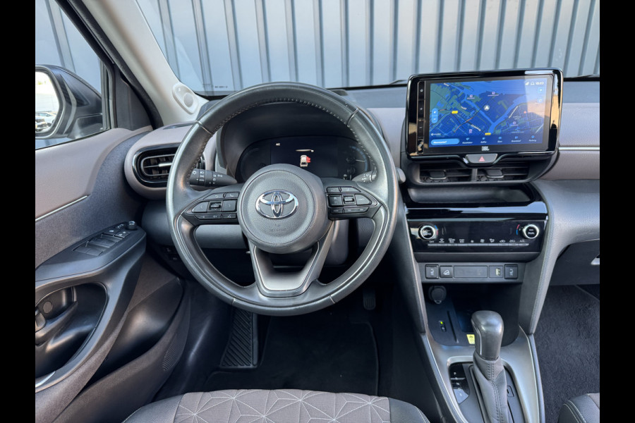 Toyota Yaris Cross 1.5 Hybrid AWD Executive / Bi tone | Pano dak | Trekhaak | JBL | BSM | 4x Allseason | Rijklaar!!