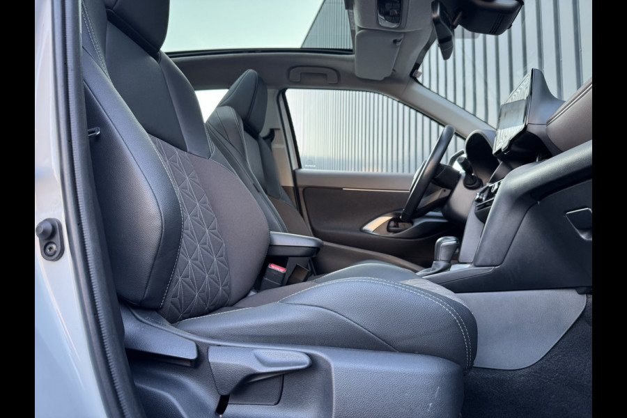 Toyota Yaris Cross 1.5 Hybrid AWD Executive / Bi tone | Pano dak | Trekhaak | JBL | BSM | 4x Allseason | Rijklaar!!