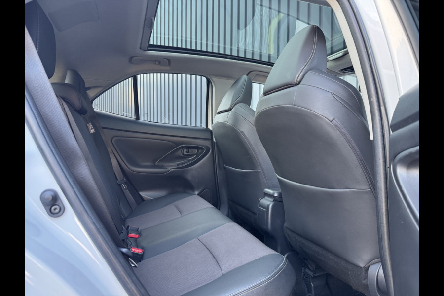 Toyota Yaris Cross 1.5 Hybrid AWD Executive / Bi tone | Pano dak | Trekhaak | JBL | BSM | 4x Allseason | Rijklaar!!