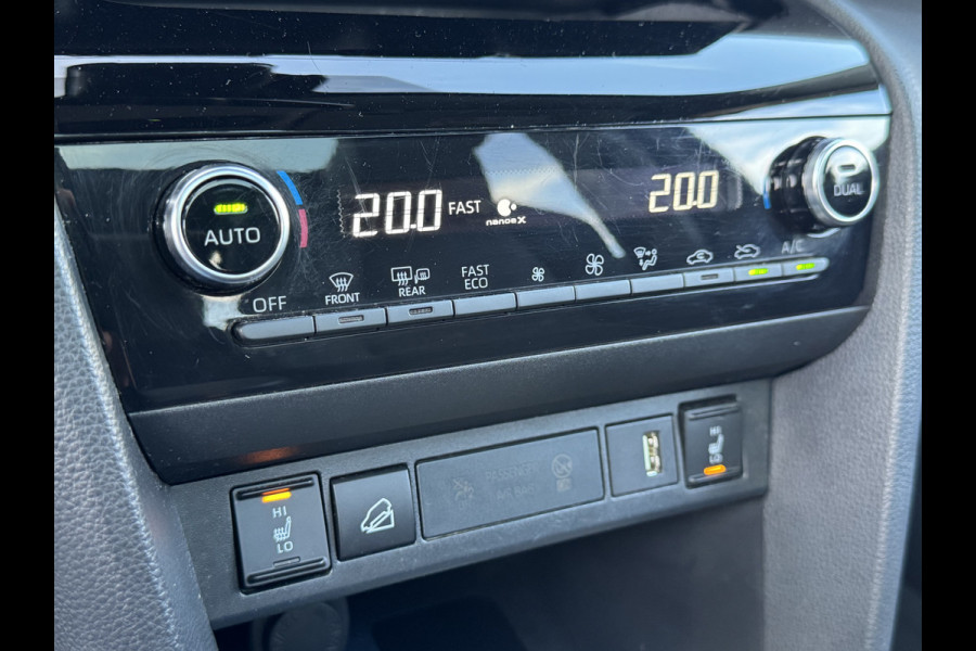 Toyota Yaris Cross 1.5 Hybrid AWD Executive / Bi tone | Pano dak | Trekhaak | JBL | BSM | 4x Allseason | Rijklaar!!