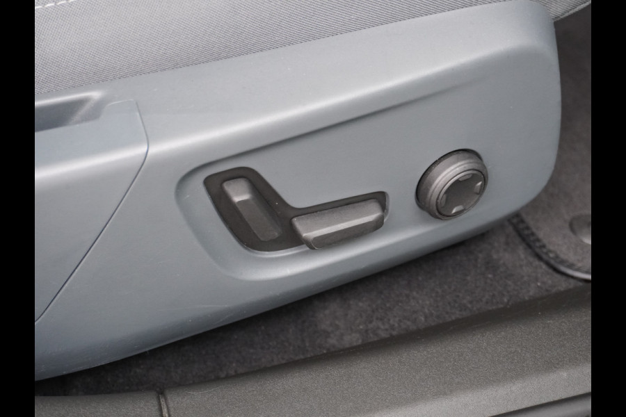 Polestar 2 Long Range 78 kWh SOH=92,7% Pano-Dak 20" Sleutelloos(Telefoon-sleutel) Adaptive-Cruise Carplay Android 360-Camera Elektr.stoelen Phone-Connect.Stoel-Verwarmd 1500kg-trekvermogen OnePedal drive Licht+Zichtpakket 55.000 nieuw!! EBD RemAssist Virtual-Cockpit digiDash Uitparkeer waarschuwing Botswaarsc.syst. Autonoom-Rem Noodrem ESP TCS Hill-Assist Lane Assist Pre-Crash-Syst. Emergency-Call Keyless Ecc tot 150kw snell