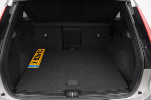 Volvo XC40 252PK Automaat Single Ext. Range Core / Lederen bekleding / Trekhaak / getint glas / Leder met alcantara interieur / Parkeersensoren met camera / Stoel - en stuurwielverwarming / Apple carplay