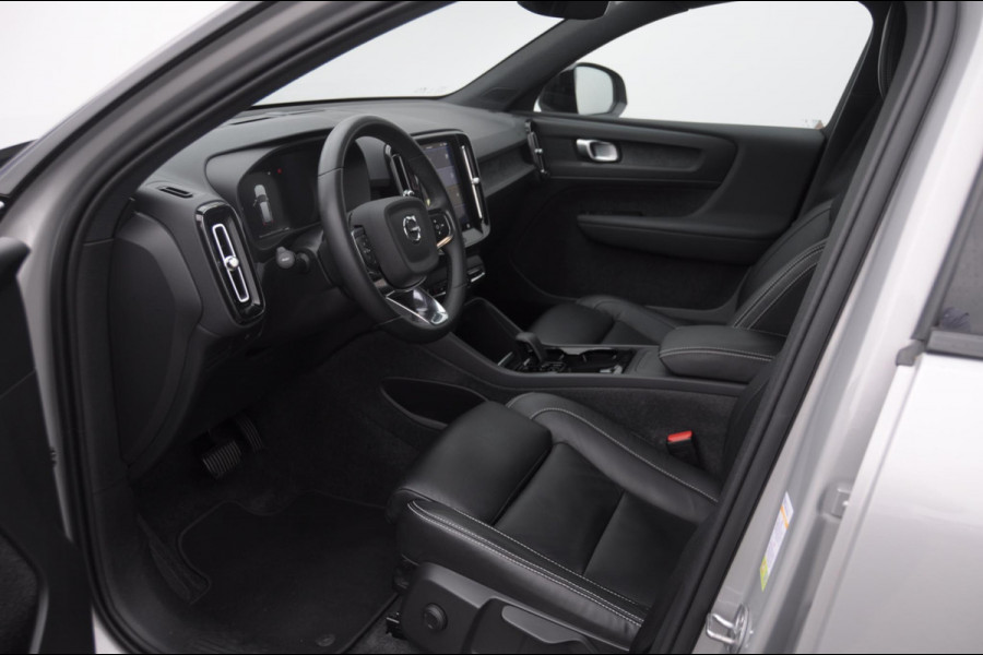 Volvo XC40 252PK Automaat Single Ext. Range Core / Lederen bekleding / Trekhaak / getint glas / Leder met alcantara interieur / Parkeersensoren met camera / Stoel - en stuurwielverwarming / Apple carplay