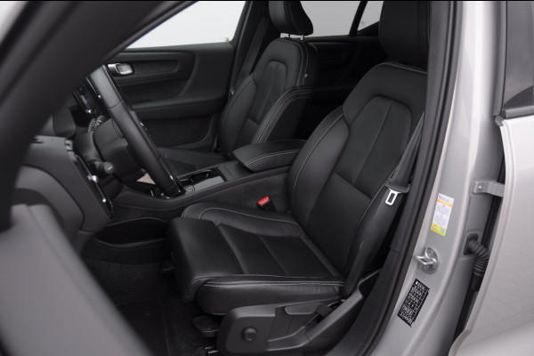 Volvo XC40 252PK Automaat Single Ext. Range Core / Lederen bekleding / Trekhaak / getint glas / Leder met alcantara interieur / Parkeersensoren met camera / Stoel - en stuurwielverwarming / Apple carplay